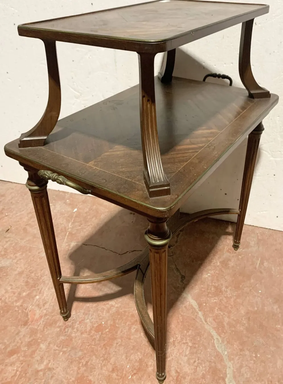 Table a desservir de style Louis XVI en acajou XIX siècle