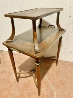 Table a desservir de style Louis XVI en acajou XIX siècle
