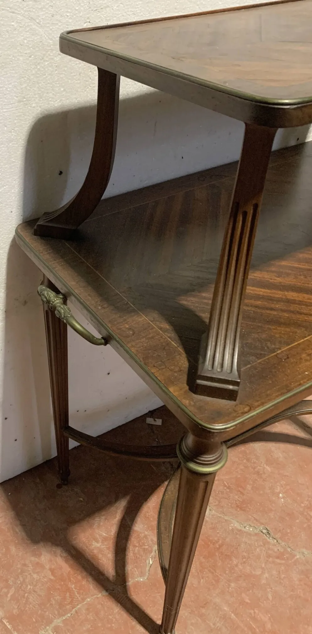 Table a desservir de style Louis XVI en acajou XIX siècle