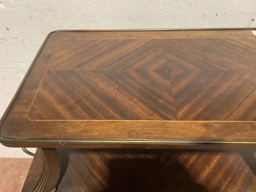 Table a desservir de style Louis XVI en acajou XIX siècle