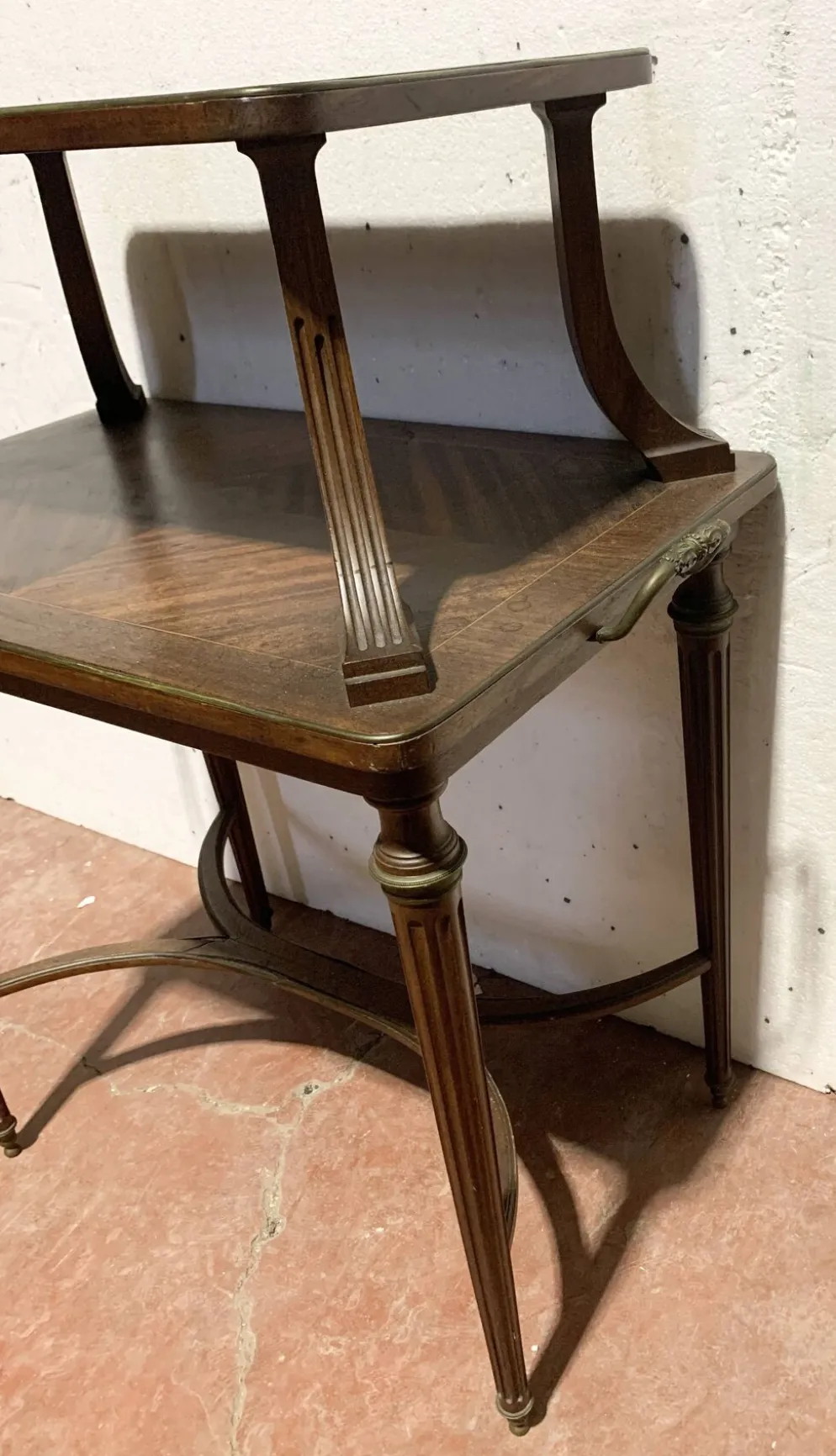 Table a desservir de style Louis XVI en acajou XIX siècle