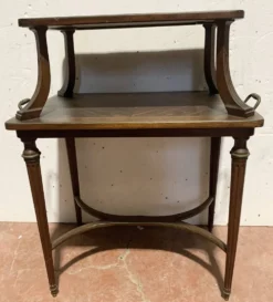 Table a desservir de style Louis XVI en acajou XIX siècle