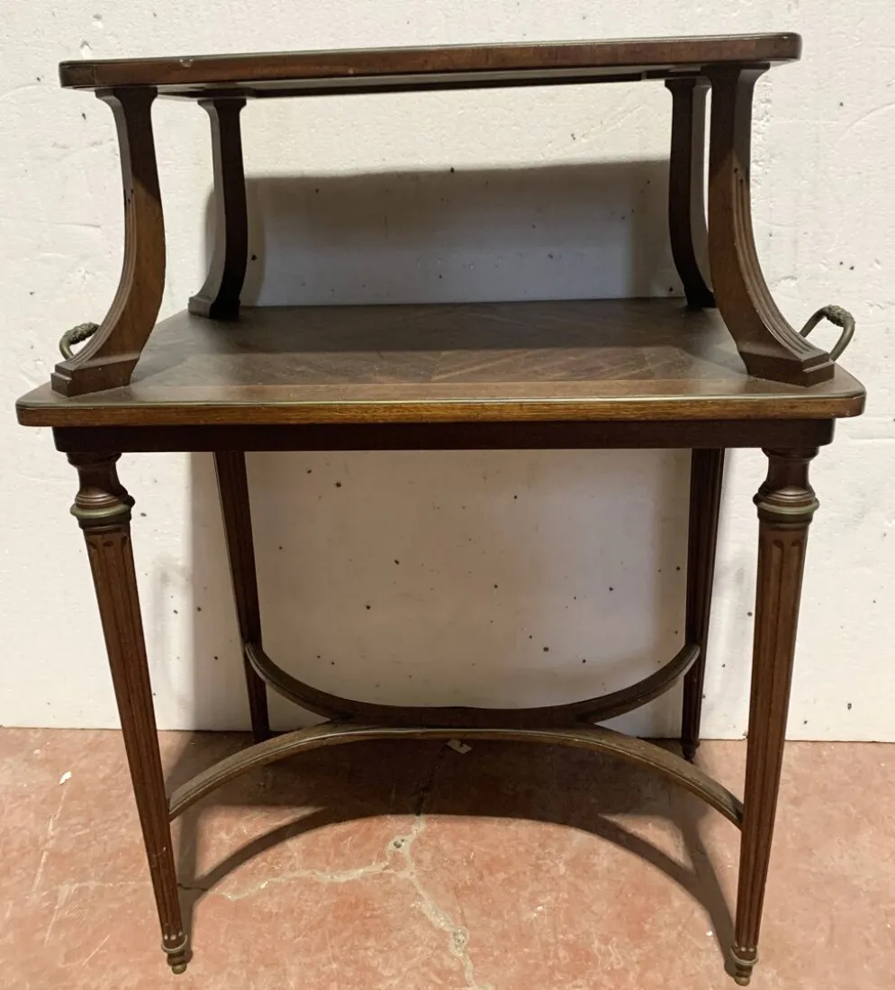 Table a desservir de style Louis XVI en acajou XIX siècle