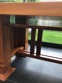 Table Allen 605 par Frank Lloyd Wright produite par Cassina