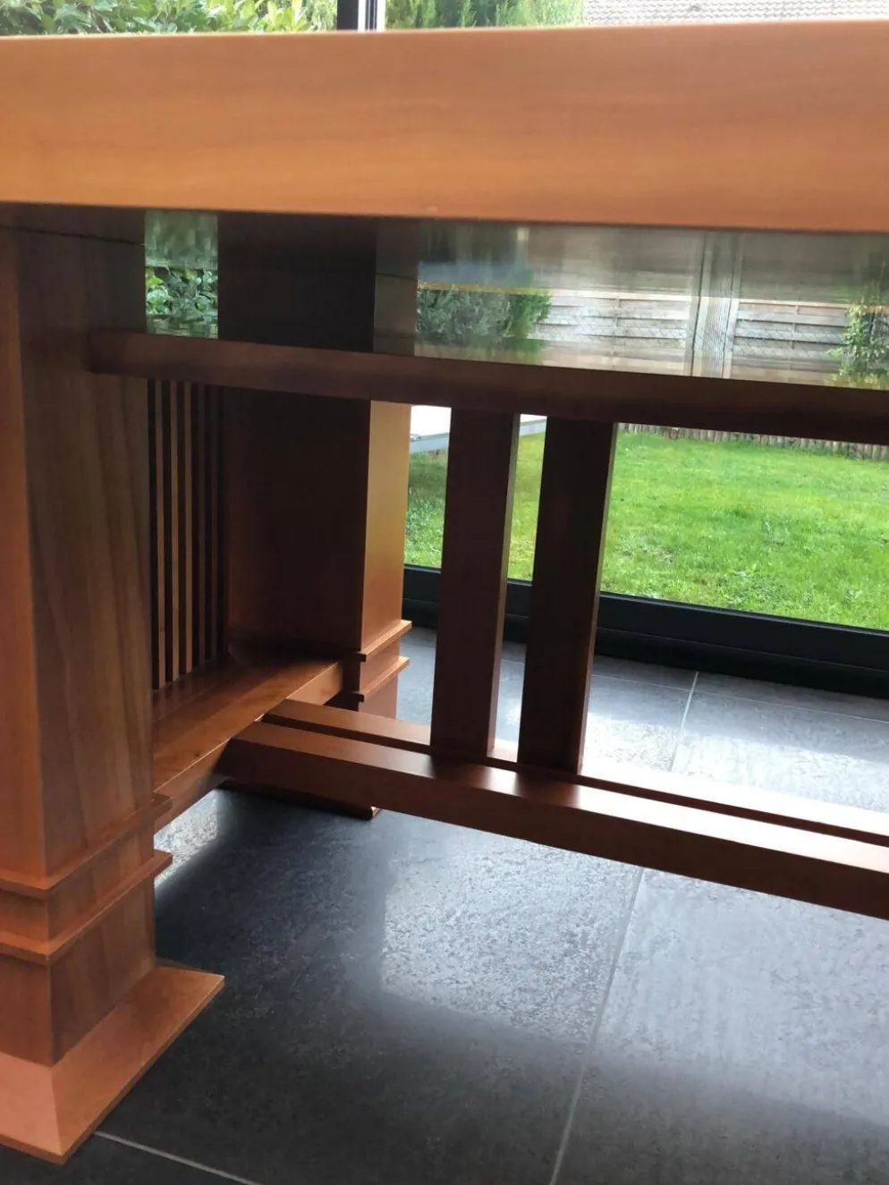 Table Allen 605 par Frank Lloyd Wright produite par Cassina