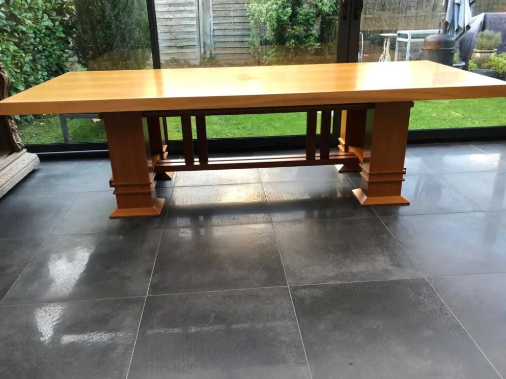 Table Allen 605 par Frank Lloyd Wright produite par Cassina