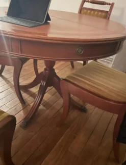 Table ancienne de salle à manger et 4 chaises