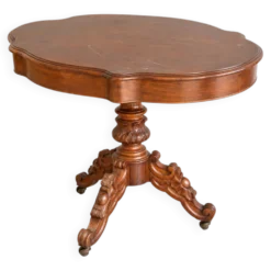 Table ancienne en bois sculpté – plateau chantourné et roulettes