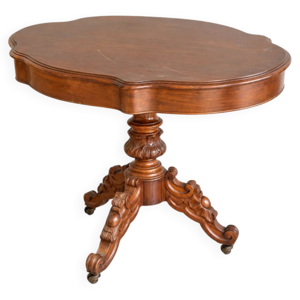 Table ancienne en bois sculpté – plateau chantourné et roulettes