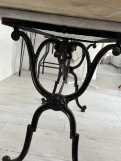 Table ancienne en marbre clair et fer forgé à décor floral – 139 cm
