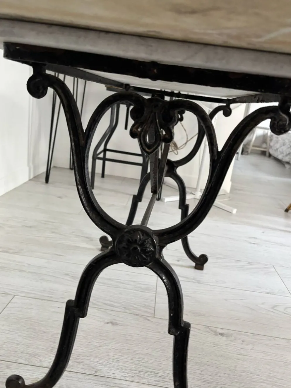 Table ancienne en marbre clair et fer forgé à décor floral – 139 cm