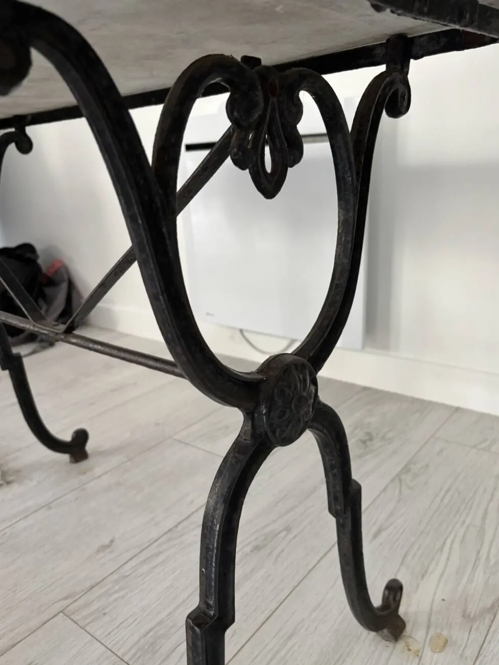Table ancienne en marbre clair et fer forgé à décor floral – 139 cm