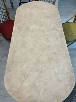 Table ancienne en marbre clair et fer forgé à décor floral – 139 cm