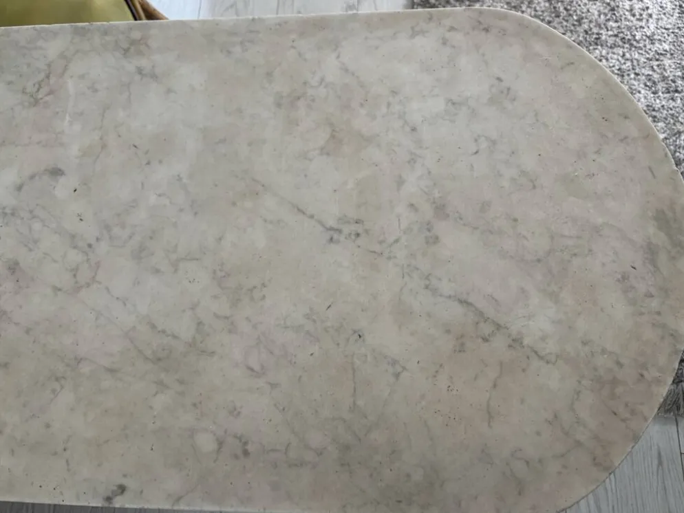 Table ancienne en marbre clair et fer forgé à décor floral – 139 cm