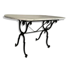 Table ancienne en marbre clair et fer forgé à décor floral – 139 cm