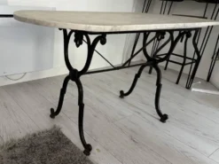 Table ancienne en marbre clair et fer forgé à décor floral – 139 cm