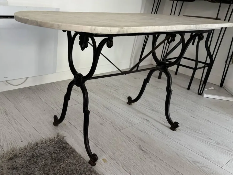 Table ancienne en marbre clair et fer forgé à décor floral – 139 cm