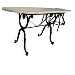 Table ancienne en marbre clair et fer forgé à décor floral – 139 cm