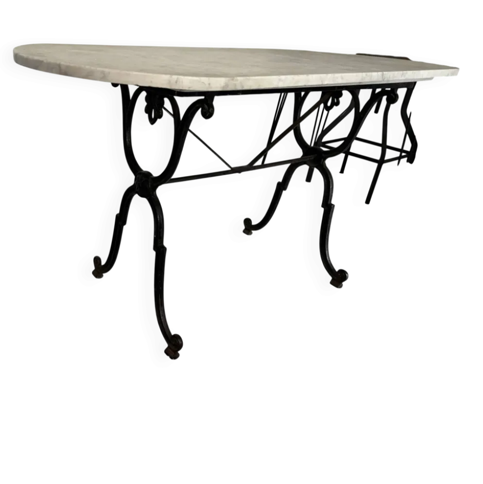 Table ancienne en marbre clair et fer forgé à décor floral – 139 cm