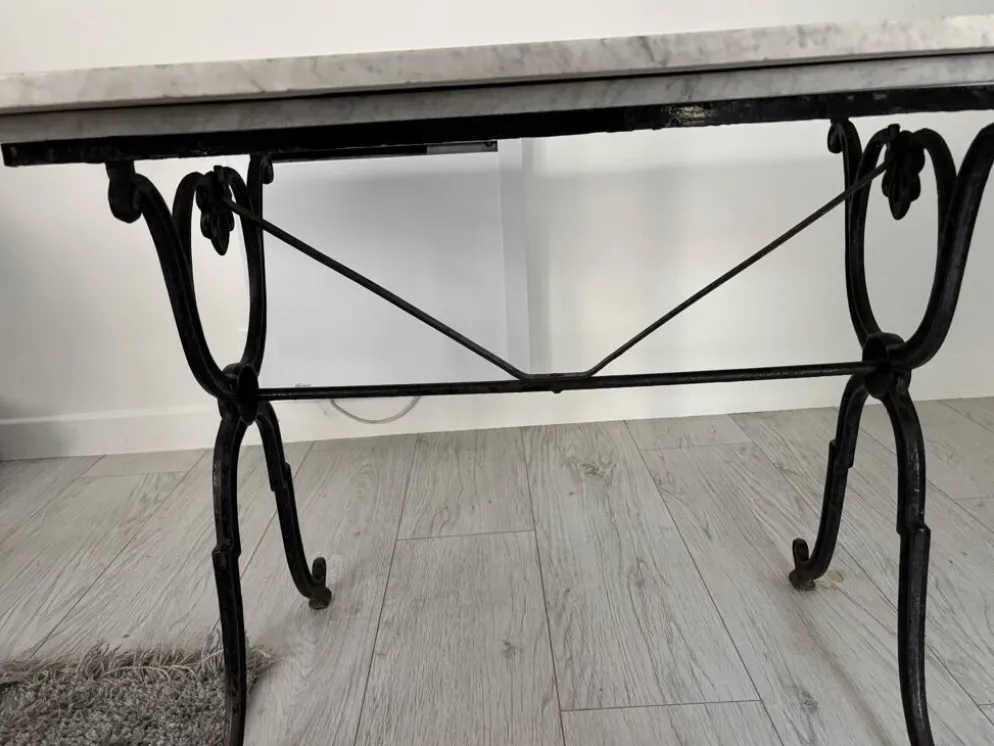 Table ancienne en marbre clair et fer forgé à décor floral – 139 cm