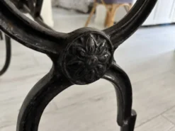 Table ancienne en marbre clair et fer forgé à décor floral – 139 cm