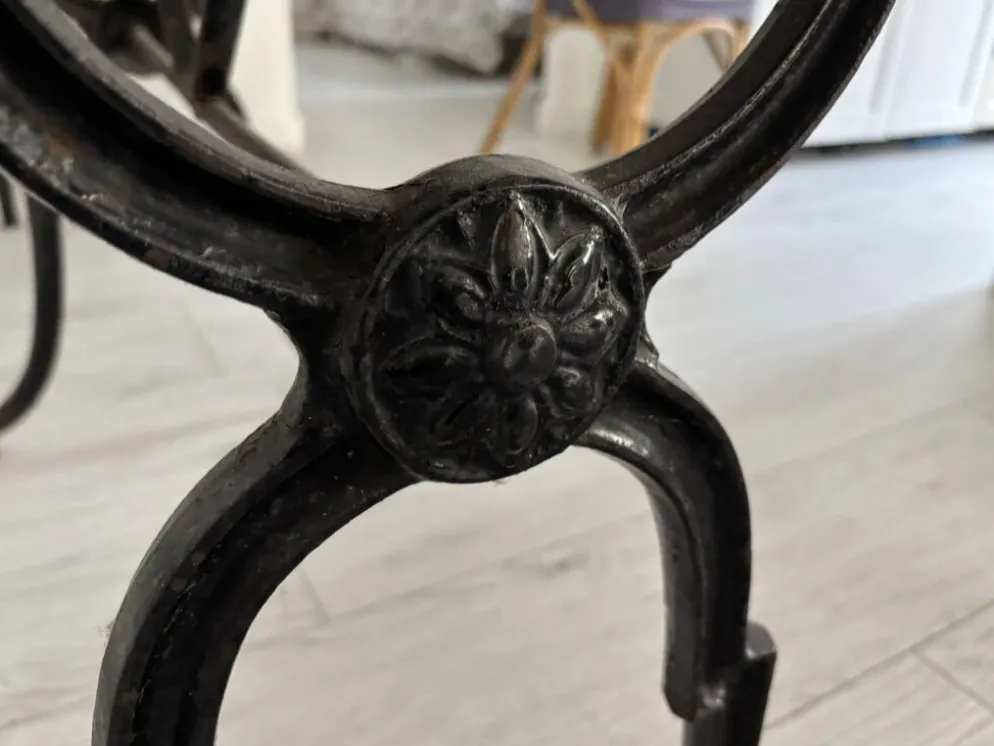 Table ancienne en marbre clair et fer forgé à décor floral – 139 cm