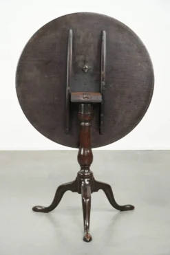Table antique anglaise à plateau basculant pratique du XVIIIe siècle