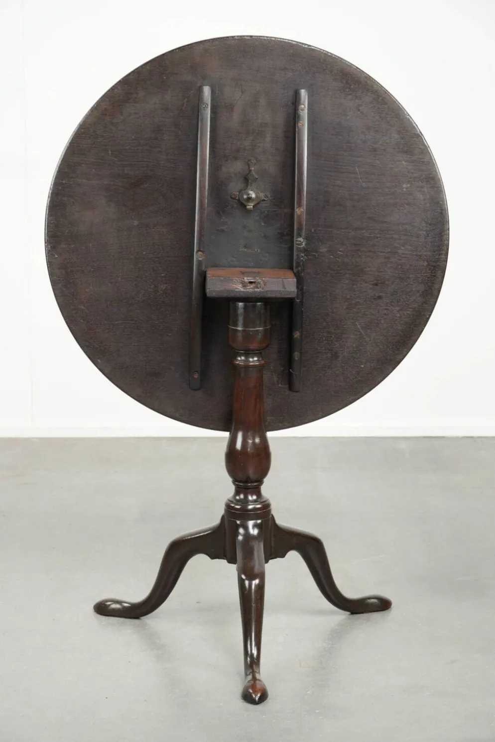 Table antique anglaise à plateau basculant pratique du XVIIIe siècle