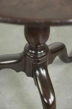 Table antique anglaise à plateau basculant pratique du XVIIIe siècle