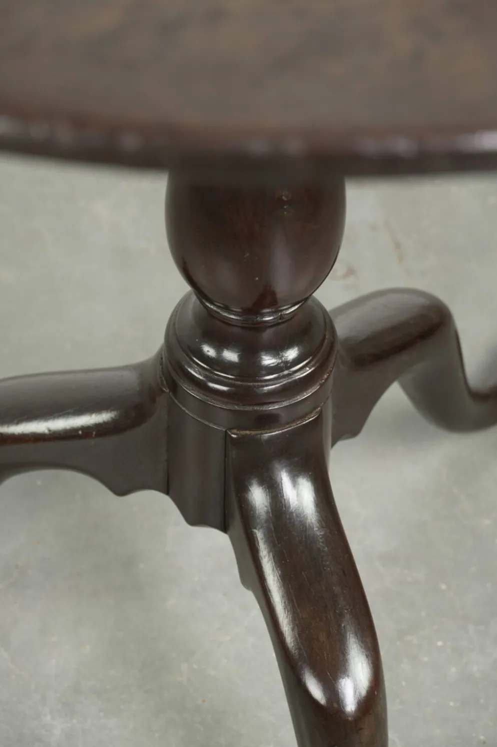 Table antique anglaise à plateau basculant pratique du XVIIIe siècle