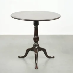 Table antique anglaise à plateau basculant pratique du XVIIIe siècle