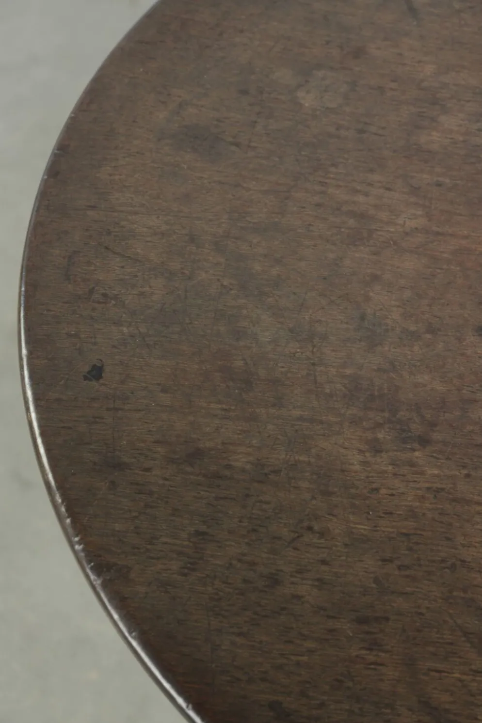 Table antique anglaise à plateau basculant pratique du XVIIIe siècle