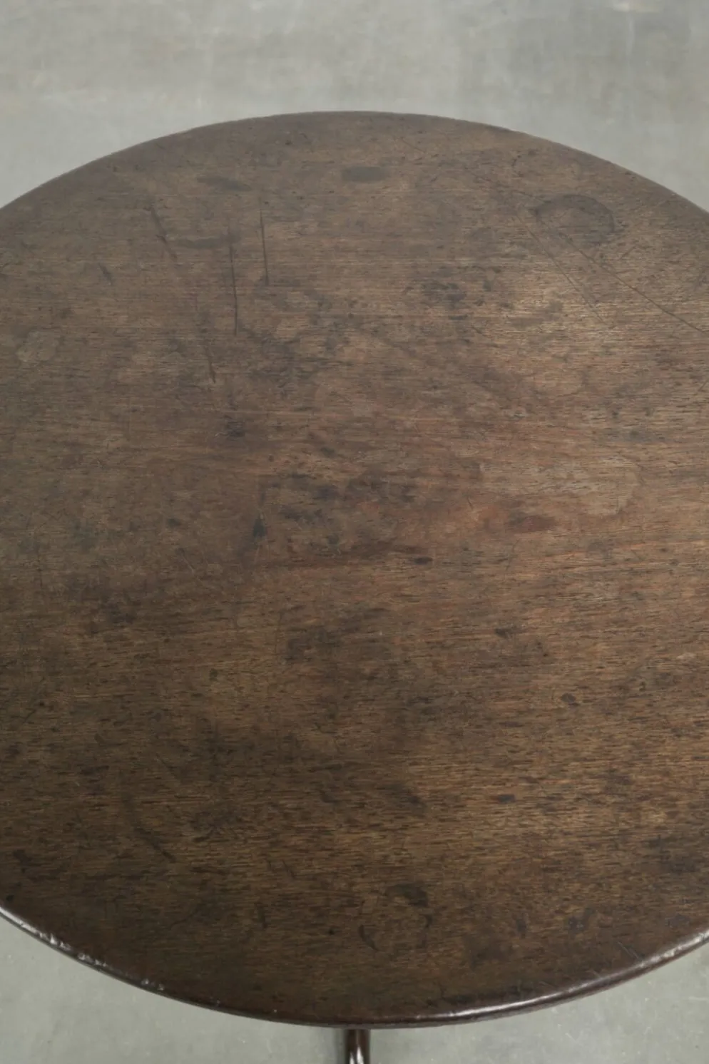 Table antique anglaise à plateau basculant pratique du XVIIIe siècle