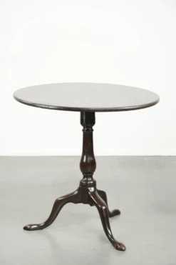 Table antique anglaise à plateau basculant pratique du XVIIIe siècle