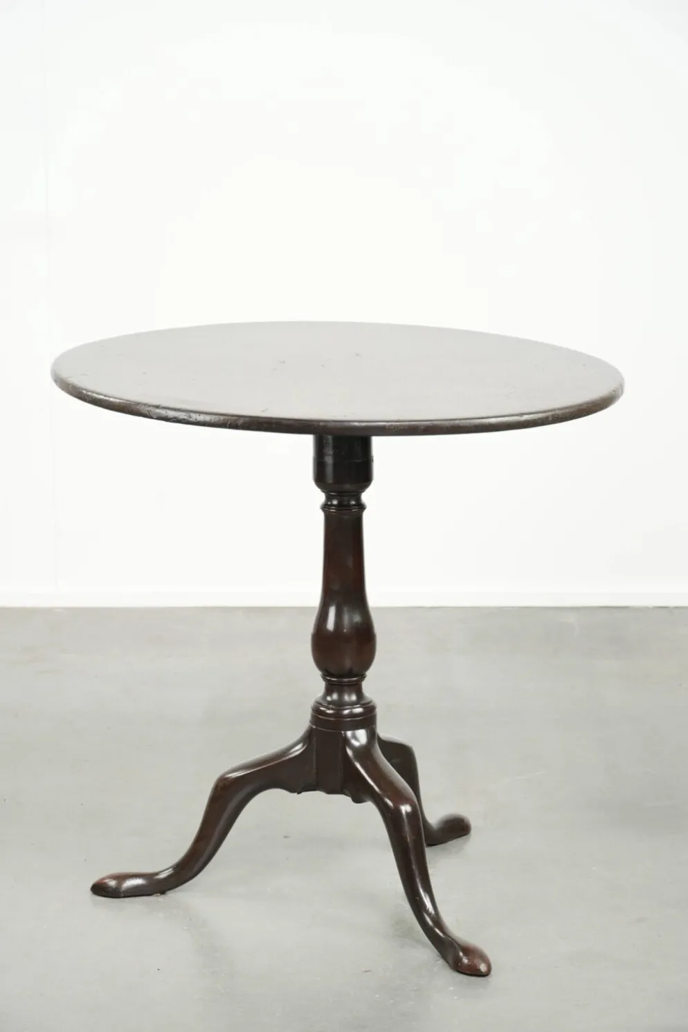Table antique anglaise à plateau basculant pratique du XVIIIe siècle