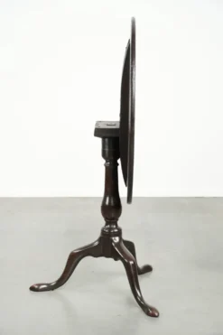 Table antique anglaise à plateau basculant pratique du XVIIIe siècle