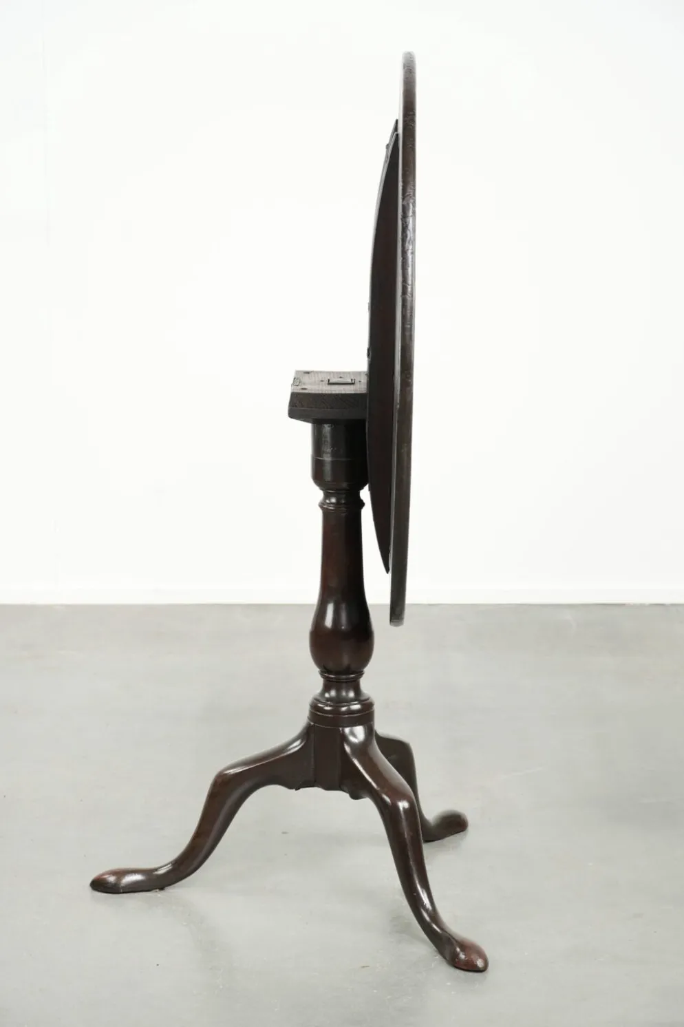 Table antique anglaise à plateau basculant pratique du XVIIIe siècle