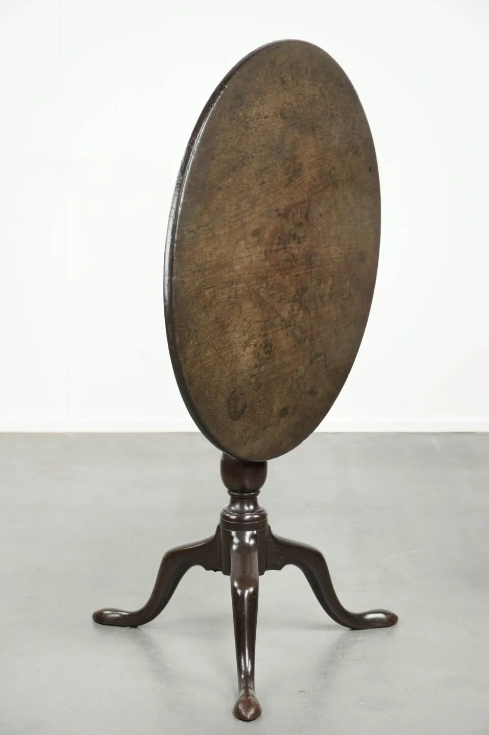 Table antique anglaise à plateau basculant pratique du XVIIIe siècle