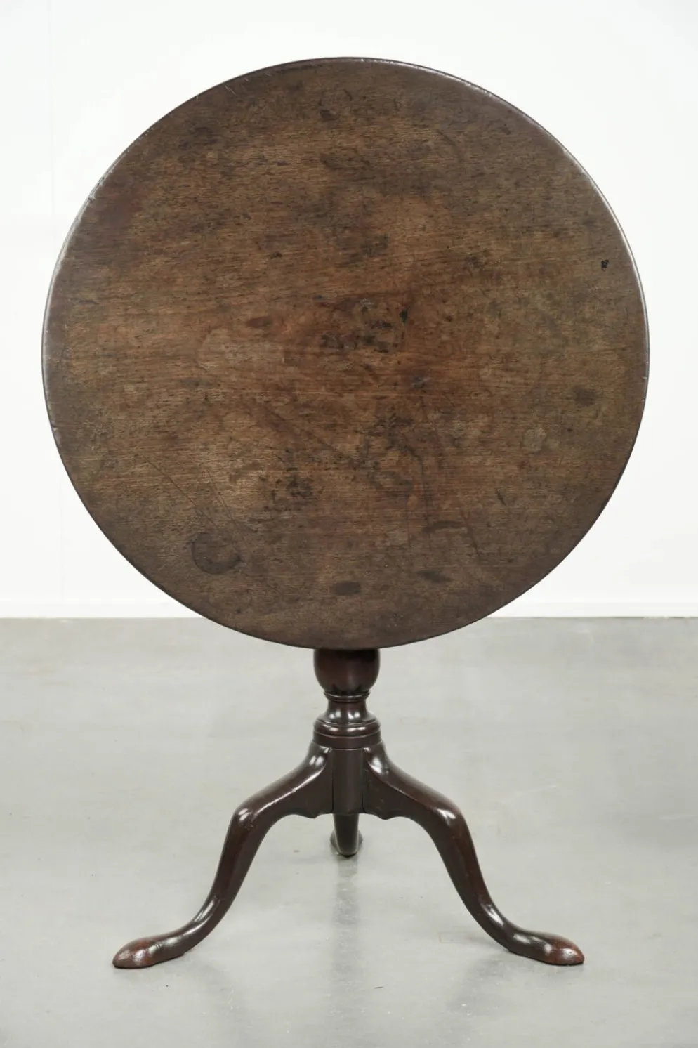 Table antique anglaise à plateau basculant pratique du XVIIIe siècle