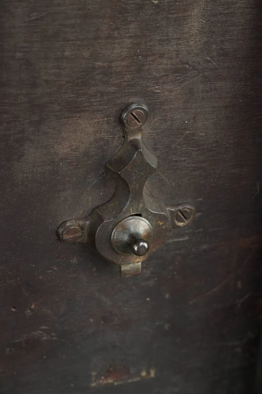 Table antique anglaise à plateau basculant pratique du XVIIIe siècle