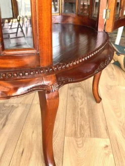Table a the ovale origine asiatique