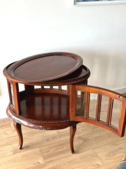 Table a the ovale origine asiatique