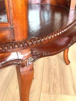 Table a the ovale origine asiatique