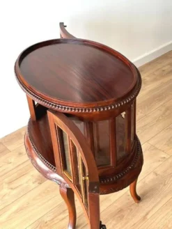 Table a the ovale origine asiatique