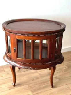 Table a the ovale origine asiatique