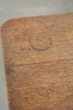 Table à bascule en chêne anglais antique du 19ème siècle dans une forme unique.