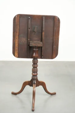 Table à bascule en chêne anglais antique du 19ème siècle dans une forme unique.