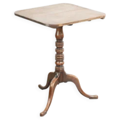 Table à bascule en chêne anglais antique du 19ème siècle dans une forme unique.