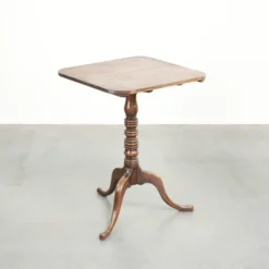 Table à bascule en chêne anglais antique du 19ème siècle dans une forme unique.