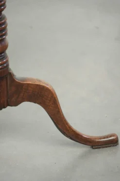 Table à bascule en chêne anglais antique du 19ème siècle dans une forme unique.